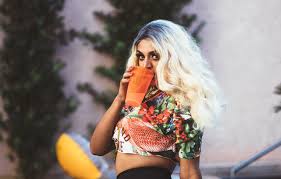 Mandando ver, no vício da batida querendo se envolver no estilo diferente, que vai passar mal viro sua mente com meu corpo sensual minha boca é quente, vem não tem igual tá. Pabllo Vittar Lanca O Clipe De Corpo Sensual Nesta Quarta Feira No Multishow O Universo Da Tv