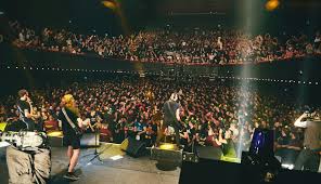 Non seulement il lui faut deviner la chanson suivante plus vite que son ombre, grâce à vous le remettez, ce superbe wall of chiasse de 2017 ? Ultra Vomit Mononc Serge Paris L Olympia