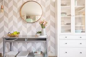 Karena menjadi tempat yang pertama kali dimasuki tamu, dekorasi ruang tamu kecil dan besar menjadi perhatian pemilik rumah. Tips Deko Motif Wallpaper Minimalis Untuk Dekorasi Ruang Tamu Kumparan Com
