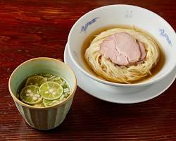 つけ麺のクローズアップの画像
