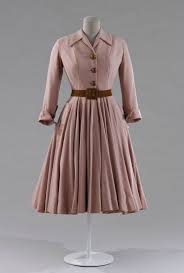 Dans les années 50, mode et luxe s'expriment à travers des stars du cinéma, ainsi hissées au rang d'icônes. Les Annees 50 La Mode En France 1947 1957 Au Palais Galliera Alain R Truong