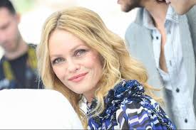 Quelques jours seulement apr�s avoir mis en 25 ans de carri�re, celle qui a commenc� en susurrant joe le taxi n'a publi� que cinq disques de chansons originales, quelques albums live. Vanessa Paradis Mise Sur Son Nouveau Single La Plage