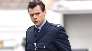 Harry styles taglia i capelli alla james dean (un'idea per andare dal parrucchiere in lockdown). Harry Styles Il Nuovo Taglio Di Capelli Che Ricorda James Dean E Che Sta Bene A Tutti Gq Italia