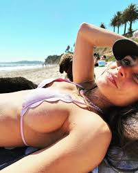 Jordana Brewster, a brasileira de Velozes, ferve redes com selfie na  praia de biquíni no limite: Minha crush | Celebridades | Monet