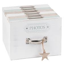Découvrez la sélection maisons du monde et soyez sûr de faire plaisir vos proches avec le cadeau idéal. Coffret 6 Albums Photos En Paulownia 15x10 Sur Maisons Du Monde Piochez Parmi Nos Meubles Et Objets Deco Et Fait Maison Du Monde Objet Deco Idee Cadeau Mamie