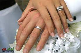 دست عروس و داماد به همراه دسته گل عروس با حلقه نامزدی Engagement Rings On Finger Choosing Your Engagement Ring Wedding Vows To Husband