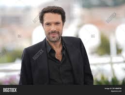 Des gestes tendres remplis d'amour de la part de nicolas bedos Nicolas Bedos