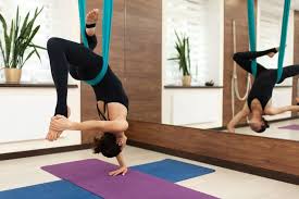 This teachers training course will challenge you beyond your comfort zone and deepen your yoga knowledge and practice. Aerial Yoga So Funktioniert Yoga Im Tuch