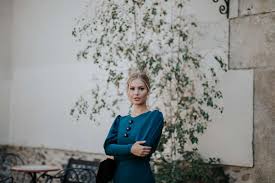 Los modelos en tonos pastel con adornos de chi chi london y los midis de encaje con escote bardot son las mejores opciones para bodas elegantes y harán que luzcas perfecta en las fotos. La Invitada Del Vestido Largo Y Botones Joya La Champanera