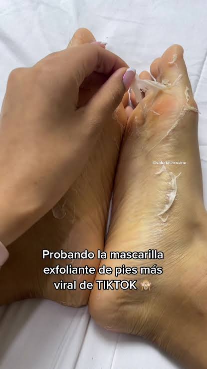 Probando la mascarilla exfoliante de pies más viral de Tiktok en Perú