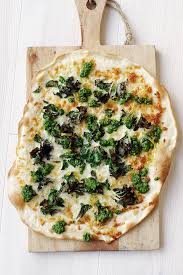 Pizza Bianco Med Ramslokspesto Flower Sprouts Och Kanderad Citronzest Mat Matrecept Maltider