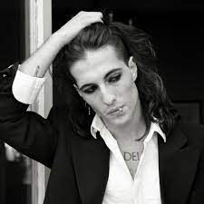 #damiano david #italia #maneskin #teammaneskin #isupportmaneskin #maneskinfan #ykaaar #smokingboy #maneskineditsbystacy. Damiano David Maneskin On Instagram Ride Or Die Fotografia Sfondi Foto Carine Cantanti