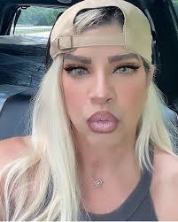 BEAUTY — THE BLONDE WALK