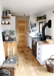 Wir ziehen gerade ein und können es noch nicht valeria feist, ihr team und ihre tiny häuser und chalets überzeugen auf ganzer linie! Bildergalerie Wohnwagon Von Innen Wohnen Tiny House Movement Minihaus