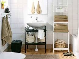 Appendiabiti, specchi, lampade, cuscini, biancheria, mensole, pouf, tappeti, tessuti, contenitori e scarpiere. Ikea Mobili Bagno Arredo Bagno