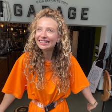 Genç şarkıcının aslan burcu olduğu biliniyor. Irmak Arici Kimdir Biyografitr Unluler Sarkici Korece