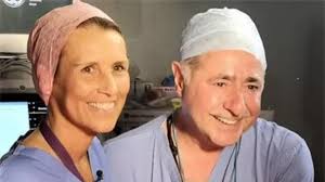 Una mujer nacida sin útero recibe trasplantado el que le donó su hermana