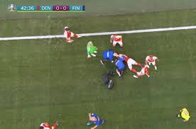 He was carried off on a stretcher after more than 15 minutes of treatment. 9p7h5zpeaedujm