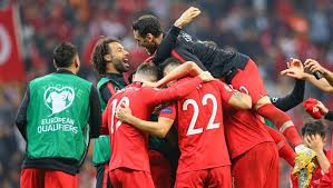 Euro 2020'de grup aşamaları sona erdi,2020 avrupa şampiyonası'nda oynanacak maçlarla grup aşaması tamamlandı. Son Dakika Turkiye Nin Euro 2020 Rakipleri Belli Oldu Euro 2020 Kura Sonuclari