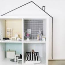 Das Ikea Kallax Regal Lasst Sich Perfekt Als Puppenhaus Oder Barbiehaus Umfunktionieren Bei Uns Bekommt Ihr Passend Fur Di Ikea Ikea Kallax Regal Kallax Regal