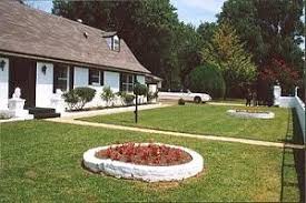 Elvis Presley Vernon S Dolan Drive Home Where He Lived With His Wife Dee It Was A Wedding Gift From Elvis In 1962 Built At Graceland Memphis Graceland Elvis