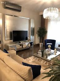 Aynali Mobilyalar Goz Alici Aksesuarlar Cazibe Dolu Bir Salon Dekoru Ev Gezmesi Luks Oturma Odalari Ev Icin Oturma Odasi Dekorasyonu