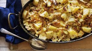 Preheat the oven to 200°c (400°f/gas 6).slice the potatoes into rounds of about 3 mm (⅛ in) and the onions into even thinner rounds. Cavolo Verza E Patate Al Forno Ricetta Preparazione Ingredienti