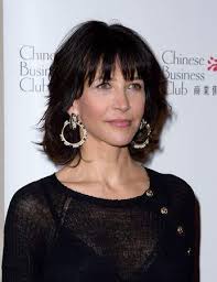 10 Coiffures Qui Rajeunissent De 10 Ans Coupe Cheveux Mi Longs Visage Rond Cheveux Courts Visage Carre Et Coupe Cheveux Mi Long Frange