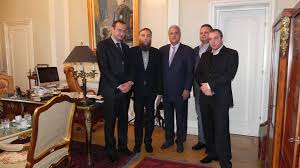 Misiunea ei ar fi fost să il manipuleze, sa îl moartea lui stalin la 5 martie 1953 nu îi schimbă atitudinea de subordonare totală faţă de moscova. Revista 22