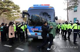 1심 재판부, 정인이 양모 살인죄 인정해 '떨어뜨렸다', '고의 없었다' 등 주장 배척 사망원인 등 분석 서울=뉴시스 이기상 기자 = 16개월 여아 '정인이'를 학대한 끝에 숨지게 한 혐의를 받는 입양모. ì •ì¸ì´ ì‚¬ê±´ ì²« ìž¬íŒ ì–'ëª¨ì—ê²Œ ì•…ë§ˆ ê³ ì„±ë„ ì—°í•©ë‰´ìŠ¤