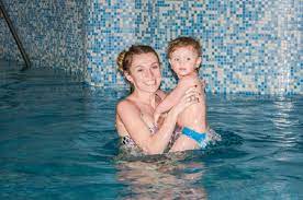 Junge Schöne Nackte Mutter Spielt Mit Ihrer Tochter Im Wellness-pool Im  Wasser Lächelnd - Glückliche Familie, Die Tochter In Windeln, Und Meine  Mutter In Einem Badeanzug, Auf Ihre Insektenspray Lizenzfreie Fotos, Bilder