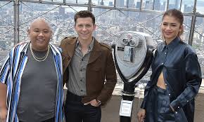 Well… being in the so called celebrity school. Tom Holland Elogia El Trabajo De Zendaya Y Jacob Batalon En Spider Man 3
