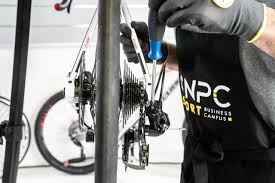 The culprit is more often than not a maladjusted front derailleur. Tuto Comment Regler Un Derailleur Mecanique Arriere L Equipe