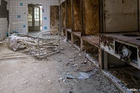 1898 begannen die bauarbeiten des heilstättenkomplexes für neben den krankenpavillons waren auf dem gelände der heilstätten wohnhäuser für bedienstete und ärzte. Beelitz Heilstatten Chirurgie Abandoned And Lost Places