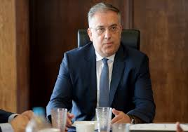 Στα γραφεία της κρατικής ασφάλειας ο στέφανος χίος, ο οποίος συνελήφθη για παραβίαση του νόμου περί ασέμνων. Takhs 8eodwrikakos Se Karantina Ka8ws H Korh Toy Bre8hke 8etikh Me Koronoio