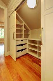 Ein begehbarer kleiderschrank für die dachschräge planen mit qualität wenn du alles ausgemessen hast, die maße eingetragen und deine auswahl für materialien und die. Begehbarer Kleiderschrank Dachschrage Tolle Tipps Zum Selberbauen Begehbarer Kleiderschrank Dachschrage Kleiderschrank Fur Dachschrage Dachgeschoss Schlafzimmer Schranke