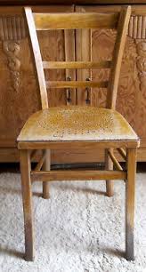 Die gemütliche sitzschale kann um 360° gedreht werden. Antiker Holz Stuhl 1920er Jahre Sitzflache Mit Stern Lochmuster Stuhl 2 Von 2 Eur 10 00 Picclick De Antikes Holz Holzstuhle Stuhle