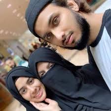 ام عبد الله باكستانية عايشة في لندن ، قررت انها تزوج صديقتها " سارة "  لزوجها كزوجة ثانية له ولما سألوها لماذا ؟ قالت انها تحبّ رفيقتها كما تحب  زوجها ولم تستطع