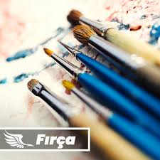 Boyaların yanı sıra fırça, su kabı, resim kağıdı gibi ekipmanlar da boya malzemeleri arasında yer alıyor. Anka Sanat Resim Ve Hobi Malzemeleri