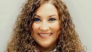 Carolyn Petsche's Instagram, Twitter & Facebook