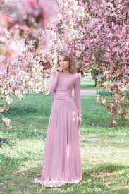 Woven fabrics are, as you might guess, woven on a loom, with vertical and unlike most woven fabrics, a knit fabric will stretch when pulled. Stretch Fabric Guide Content Types Sewing Tips And Manufacturers