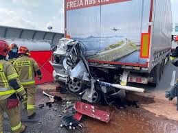 Jedna osoba w szpitalu foto+video aktualizacja. Smiertelny Wypadek Na S8 W Warszawie Pomiedzy Ciezarowkami Zmiazdzone Auto Z Sosnowca Silesia24 Pl