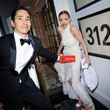 Amanda seyfried was born and raised in allentown, pennsylvania, to ann (sander), an occupational therapist, and jack seyfried, a pharmacist. Amanda Seyfried And Justin Long The Couple S 10 Best Instagram Moments Vogue