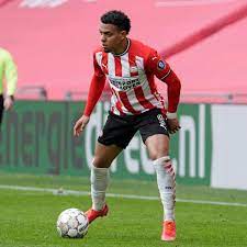 Мален и дюмфрис празднуют гол в матче нидерландов и австрии. Liverpool Front Of Queue To Sign Psv Forward Donyell Malen