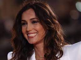 Caterina balivo in questo periodo è in vena di cambiamenti: Caterina Balivo Nuovo Taglio Anche Lei Sceglie Il Long Bob