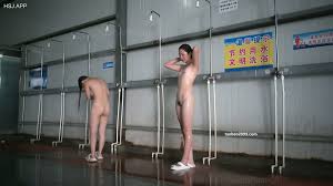 十月最新流出水上乐园更衣淋浴室偷拍两个淋浴的姐妹花矮个妹妹的奶子和阴毛都比姐姐的成熟- EPORNER