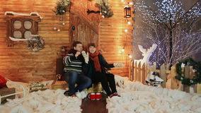 A l`anniversaire de thomas on a danse, on a ri, on a chante. Un Couple Affectueux Danse Se Reposer Sur Le Porche D Une Maison En Bois De Conte De Fees Theme De Noel Et De Nouvelle Annee Banque De Videos Video Du Reposer Conte