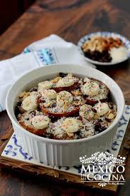 Aromatic capirotada is the mexican version of bread pudding, consisting of old bread, chunks of nuts and fruits, cinnamon, brown sugar, sweet syrup, and cheese on top. Como Hacer Capirotada Recetas De Comida Mexicana