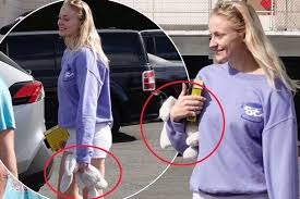 Erwarten sophie turner und joe jonas ihr erstes kind? Sophie Turner And Joe Jonas Spotted Buying Toy Bunny Amid Pregnancy Rumours Irish Mirror Online