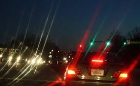 乱視の人は夜の世界がこんな風に見えている 車のライトの見え方を比較した画像が海外で話題に カラパイア 乱視 世界 信号機